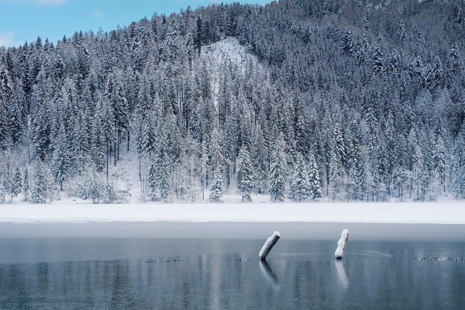 Eisbaden im winterlichen See.